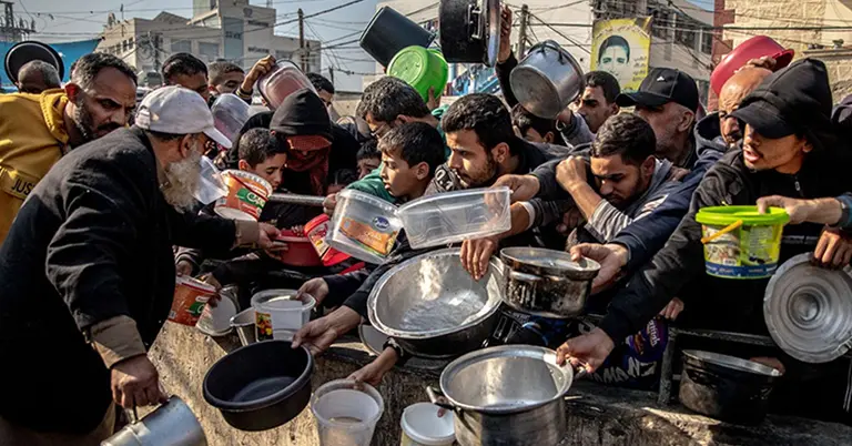 ত্রাণের খাবার নেয়ার জন্য গাজায় ক্ষুধার্তদের ভিড়